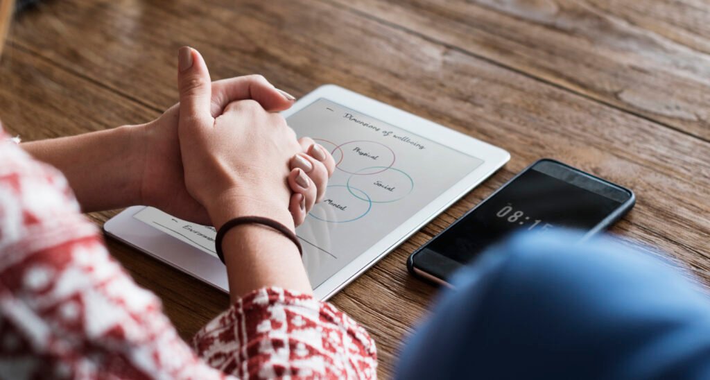 donna che si esercita con tablet e cronometro