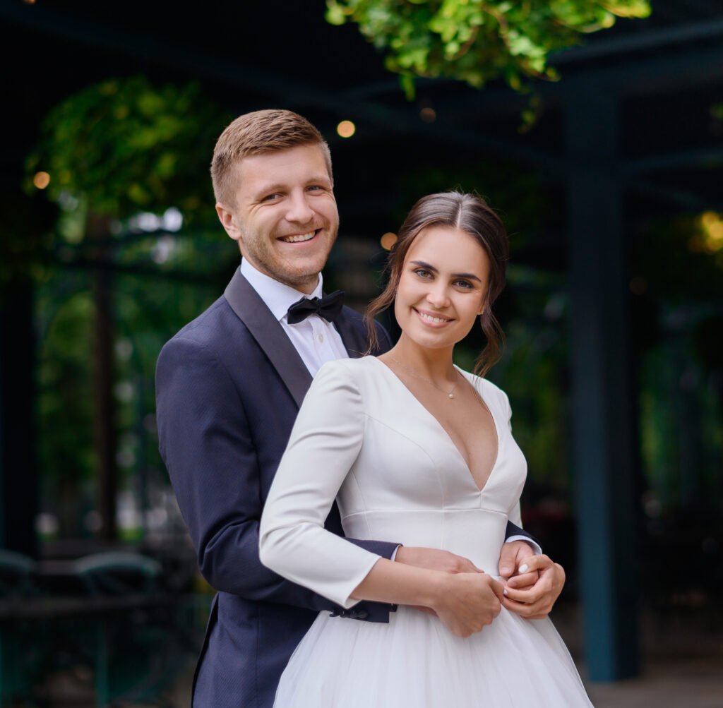 portrait-happy-loving-couple-husband-wife-wedding-ceremony-hugging-beautiful-bride-puffy-dress-with-groom-elegant-suit-happy-family-married-couple-wedding-day copia