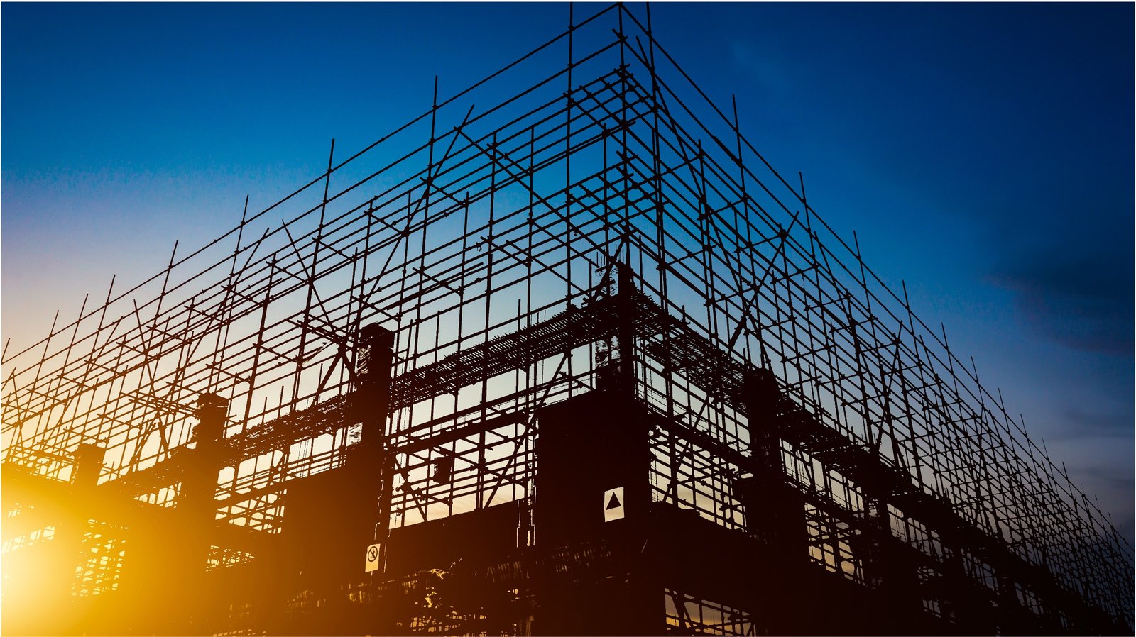 cantiere al tramonto