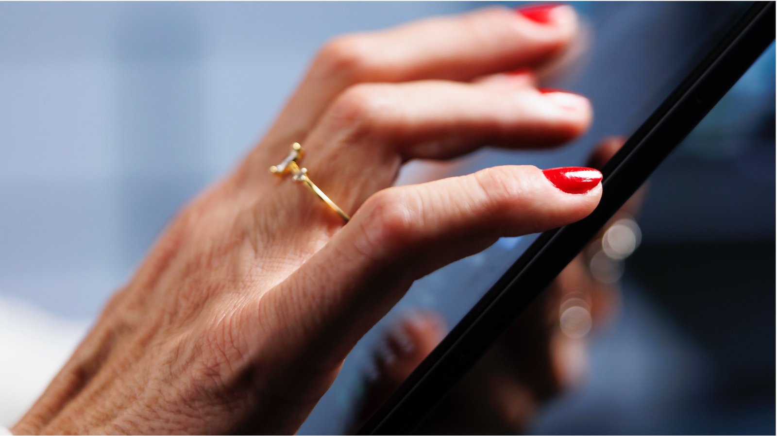 donna con tablet in mano