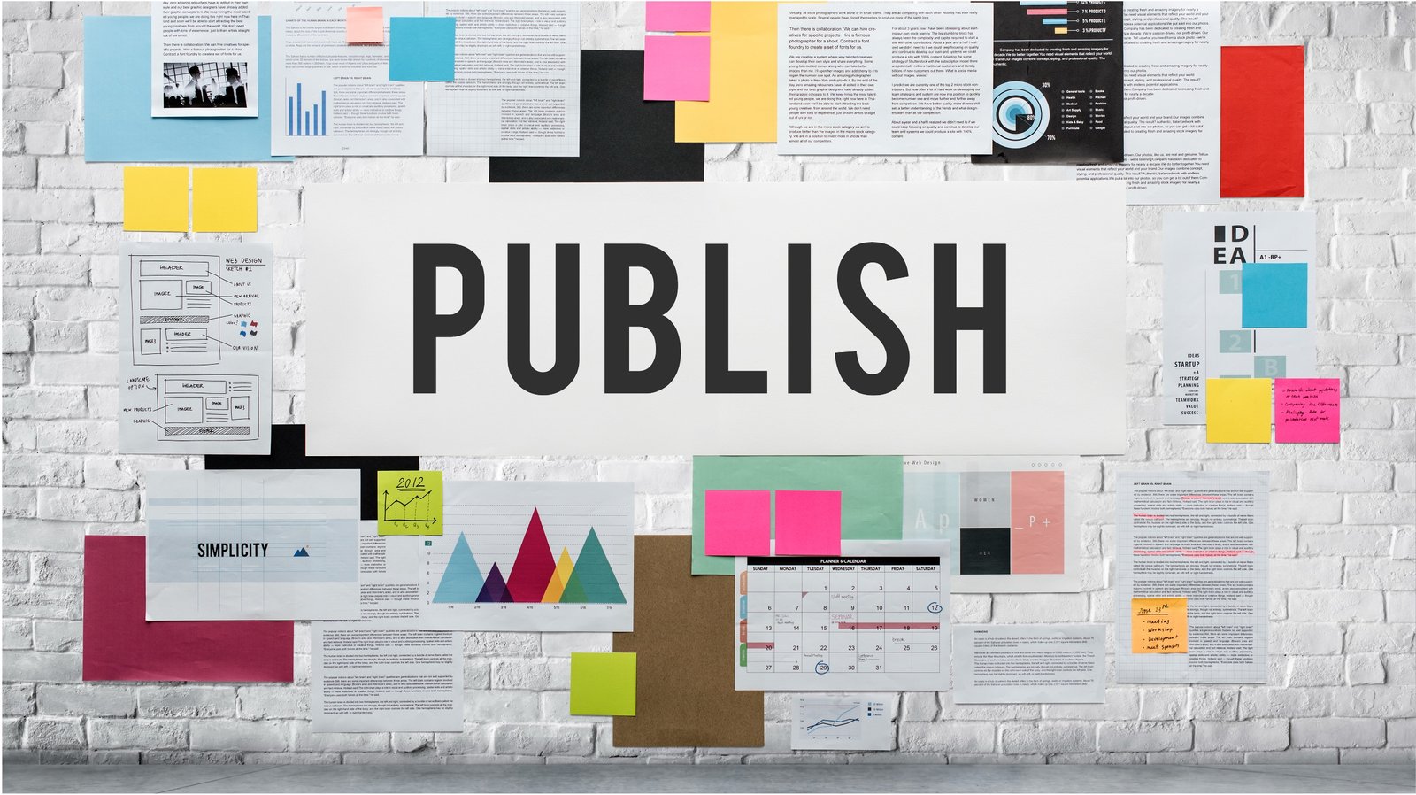 parete con diversi manifesti e la scritta Publish