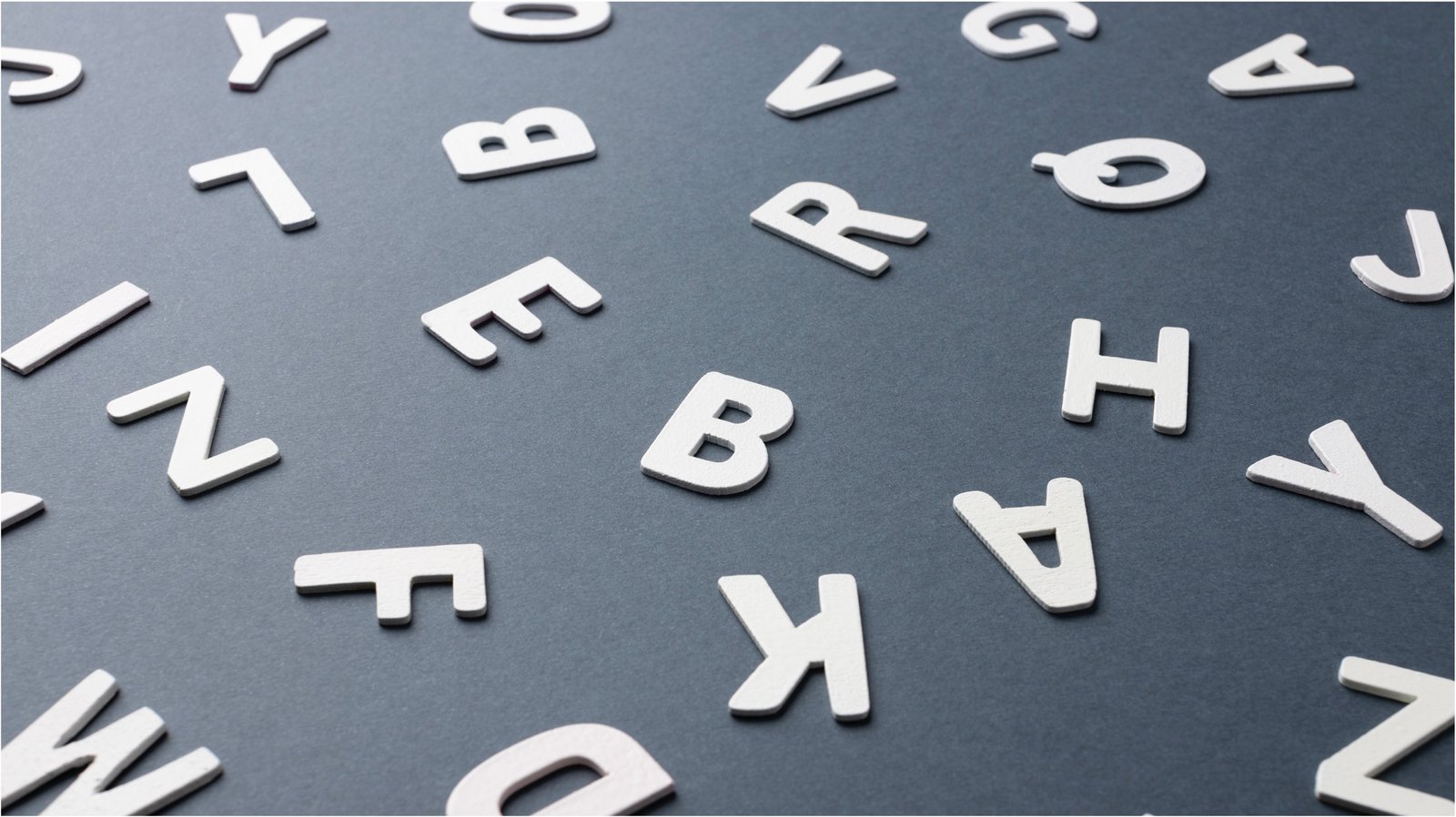 lettere dell'alfabeto posizionate sparse su ripiano